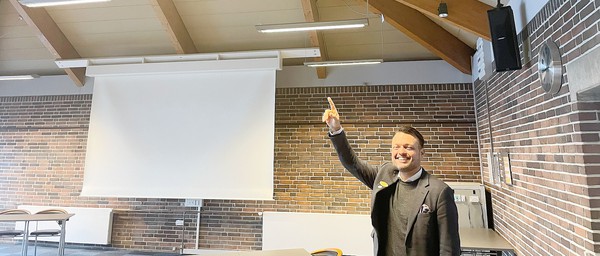 Thomas Danielsen, direktør på Frederik VI's Hotel, peger på lamperne i konferencelokalet